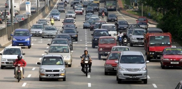 Xe máy và xe ô tô là hai phương tiện được nhiều người sử dụng ở Malaysia  Các ứng dụng giao thông phổ biến tại Malaysia