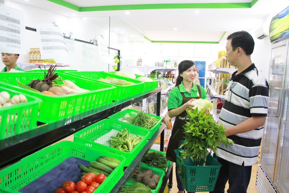 Nhiều sinh viên lựa chọn làm việc tại các siêu thị, cửa hàng tiện lợi do nhiều ưu đãi cho nhân viên làm tại đây