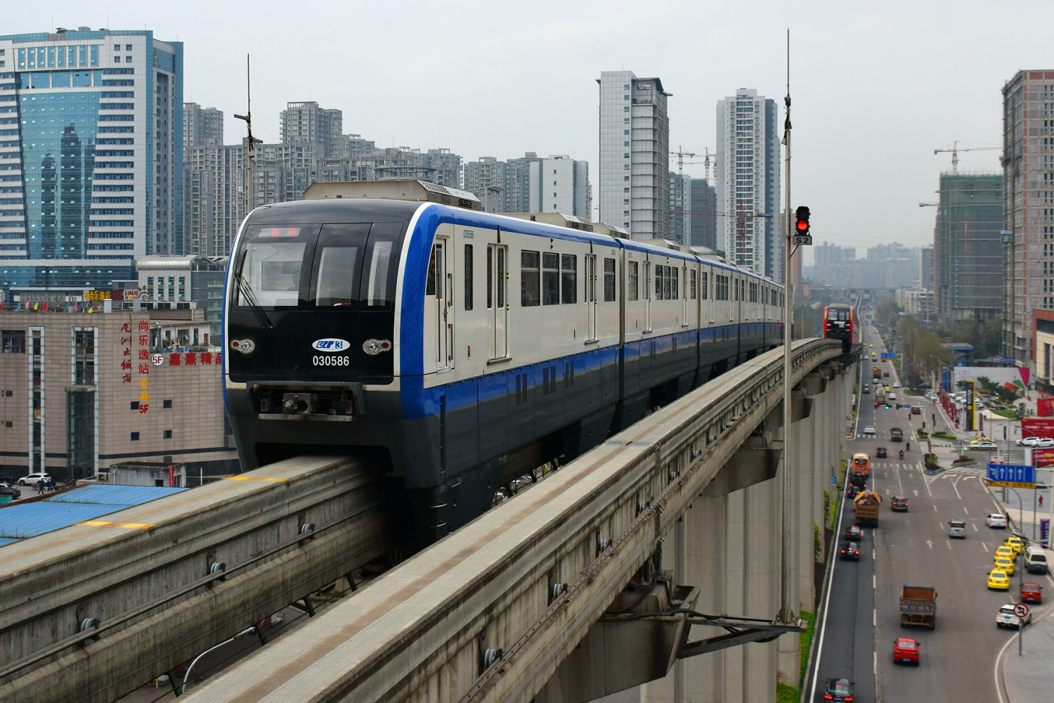 Tàu chạy trên một đường ray Monorail nổi tiếng tại Malaysia